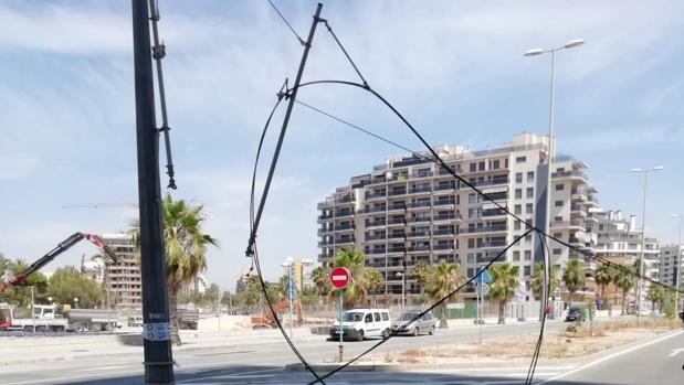 Un camión rompe la catenaria del TRAM y deja sin servicio Playa de San Juan, El Campello y Benidorm