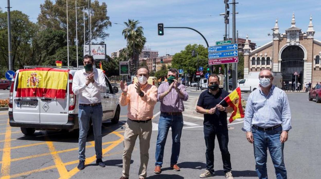 El presidente de la gestora de Vox en Murcia, José Ángel Antelo, a la izquierda de la imagen