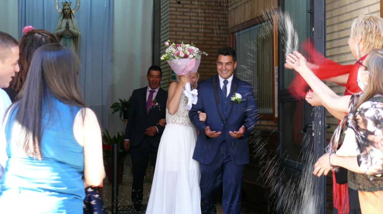 Imagen de los novios a la salida de la parroquia de Alaquàs (Valencia)