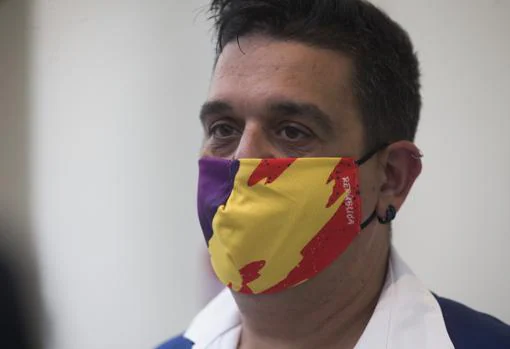 Imagen del senador de Compromís, Carles Mulet, con una mascarilla republicana