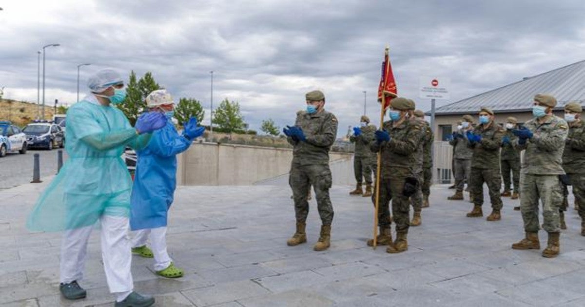 Homenaje mutuo entre profesionales sanitarios y militares a las puertas del Hospital de Segovia, el pasado 25 de abril