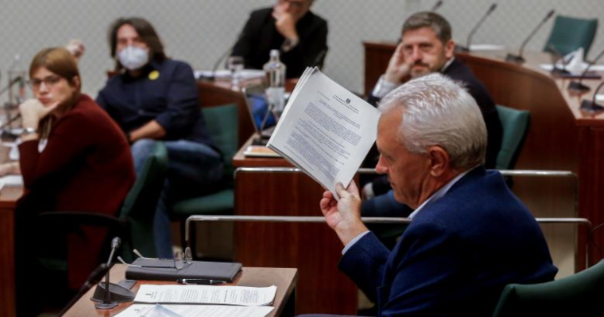 Santi Rodríguez (PP), hoy, durante su intervención en la comisión parlamentaria