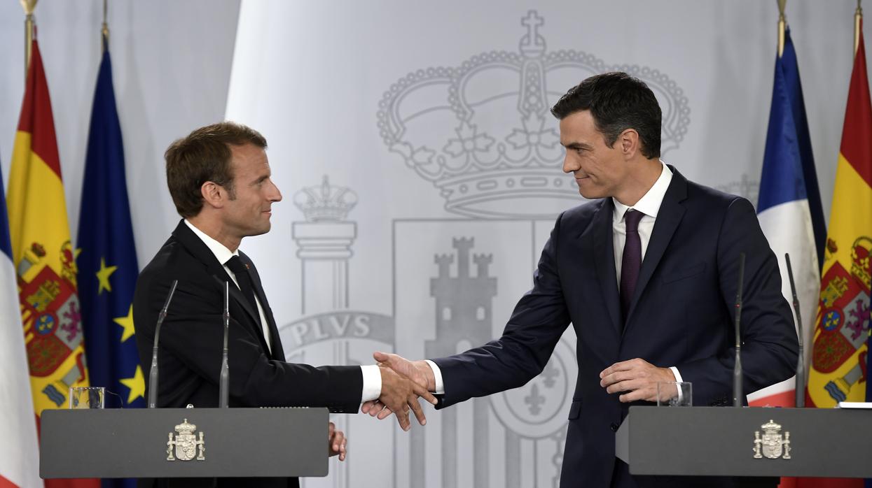 Sánchez y Macron estrechan las manos en el encuentro en La Moncloa del 26 de julio de 2018