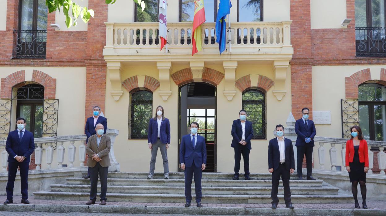 El presidente y el vicepresidente de la Junta posan junto a los representantes de los grupos antes de mantener una reunión sobre el Pacto de recuperación de Castilla y León en una imagen de archivo