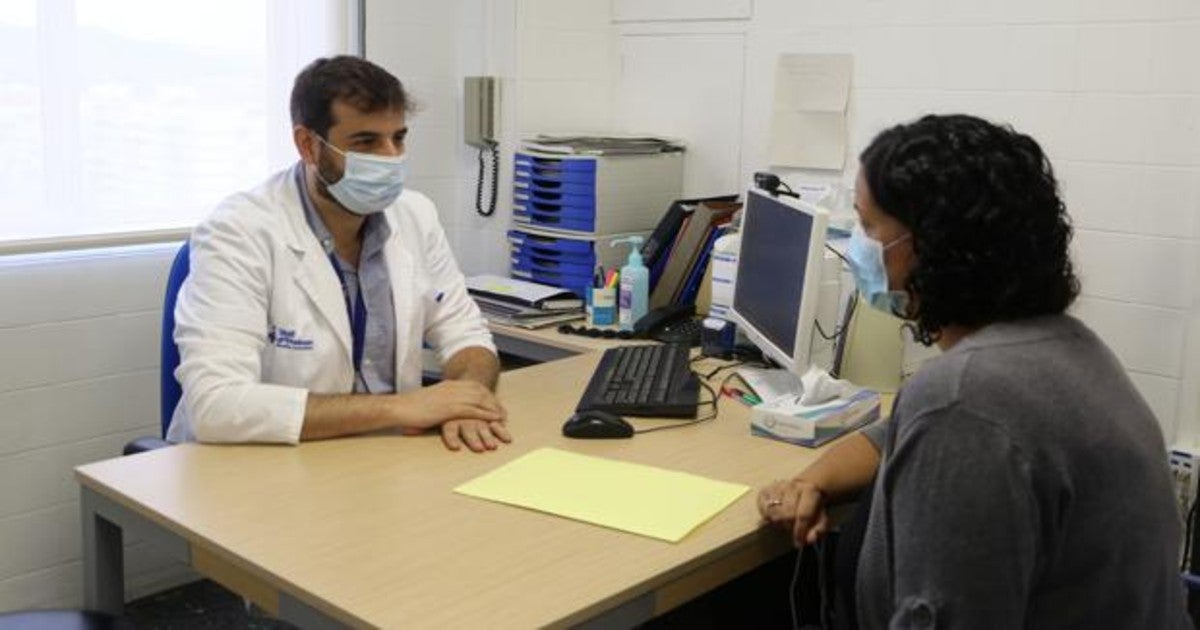 El doctor Manel Mendoza con una paciente en el Hospital Vall d'Hebron de Barcelona