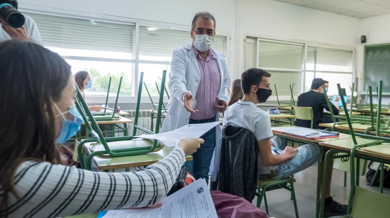 Alumnos del IES Julián Marías (Valladolid) preparan la EBAU