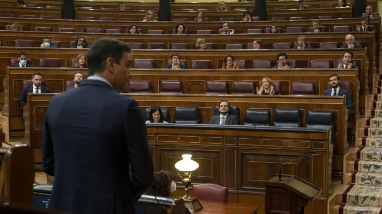 El presidente del Gobierno, Pedro Sánchez, ayer en el Congreso; de fondo, las bancadas del PP y Vox