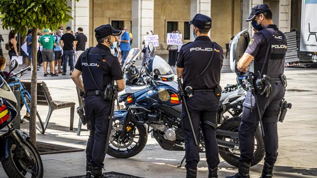 Un hombre hiere a su mujer de gravedad y a su hijo con arma blanca en Alicante