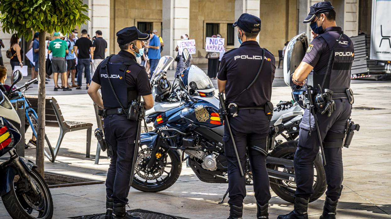 Policías nacionales en Alicante, este jueves