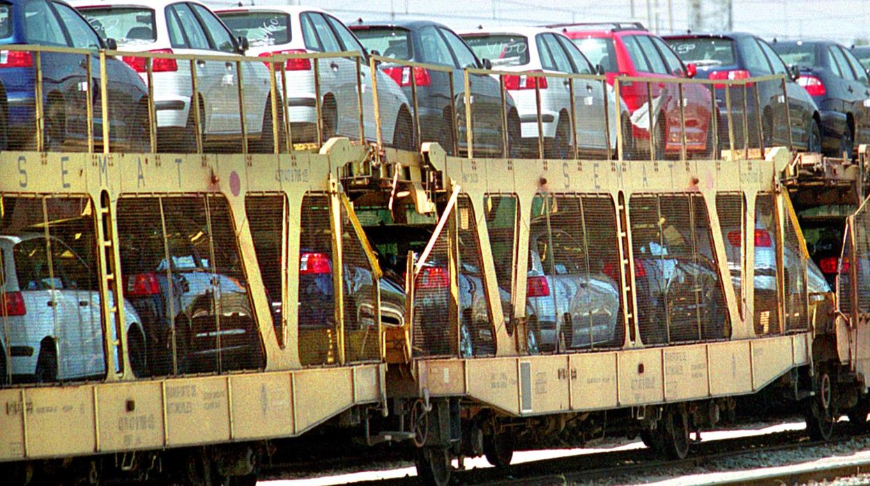 Tren cargado con coches. La industria de la automoción tiene un gran peso en la economía aragonesa