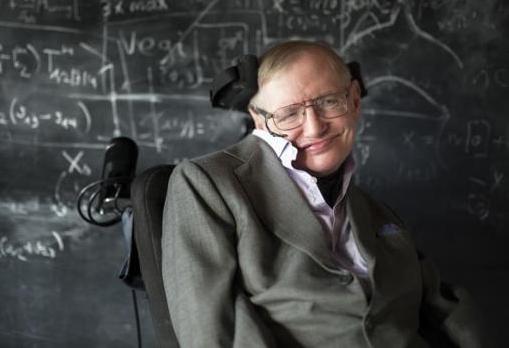 El famosos físico británico Stephen Hawking vivió la mayor pare de su vida con ELA