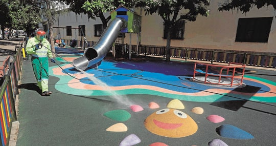 Limpieza de un parque infantil en Ávila