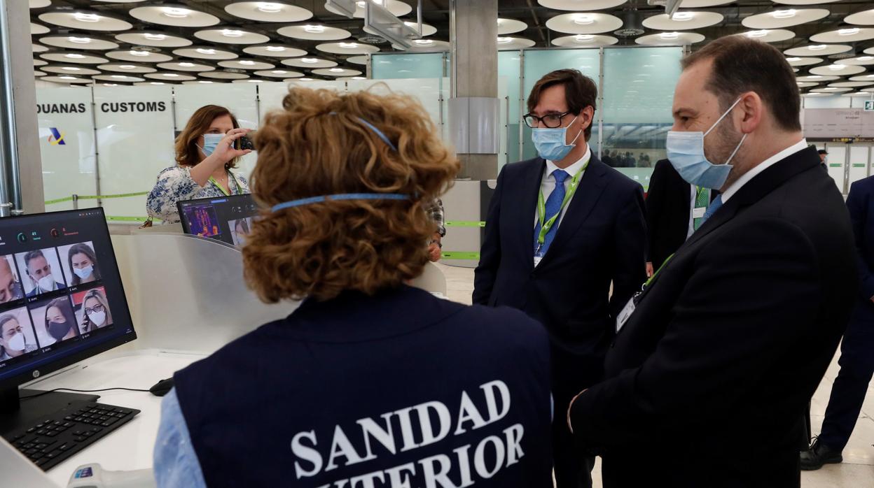 Salvador Illa y José Luis Ábalos en Barajas