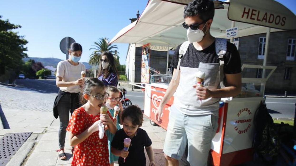 Una familia tomándose un helado en la Alameda de Santiago de Compostela