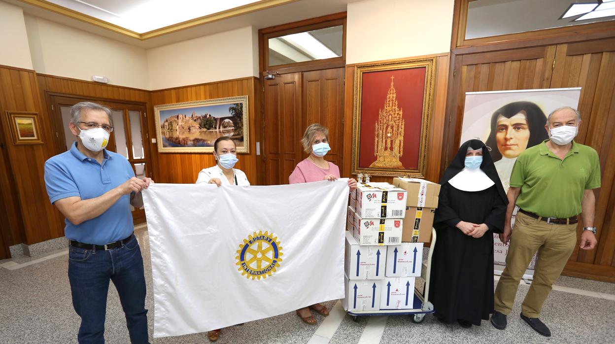 El doctor Puñal, presidente del Rotary Club de Toledo, a la derecha, durante la entrega del material en Santa Casilda