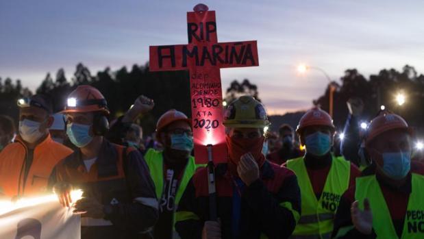 Manifestación nocturna en San Cibrao para clamar contra los despidos en Alcoa