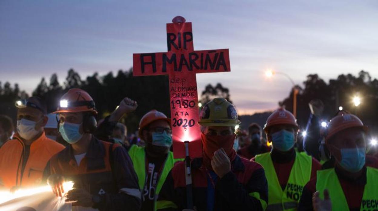 Manifestación de la plantilla de la factoría de aluminio de Alcoa en San Cibrao