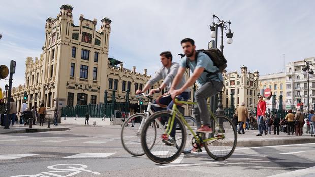 El PSPV propone incentivos de 360 euros al año para personas que vayan a trabajar en bicicleta o patinete