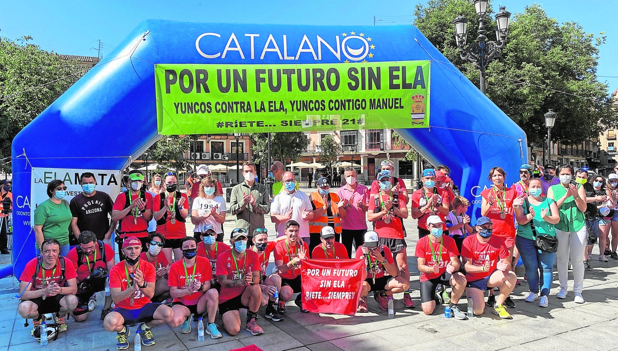 Los participantes en la carrera posan en la meta, situada en la plaza de Zocodover de Toledo