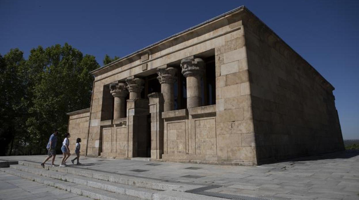 Una familia accede, ayer, al templo de Debod