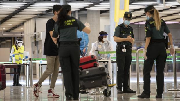 Barajas despierta, pero no se levanta: «Todavía parece un aeropuerto fantasma»