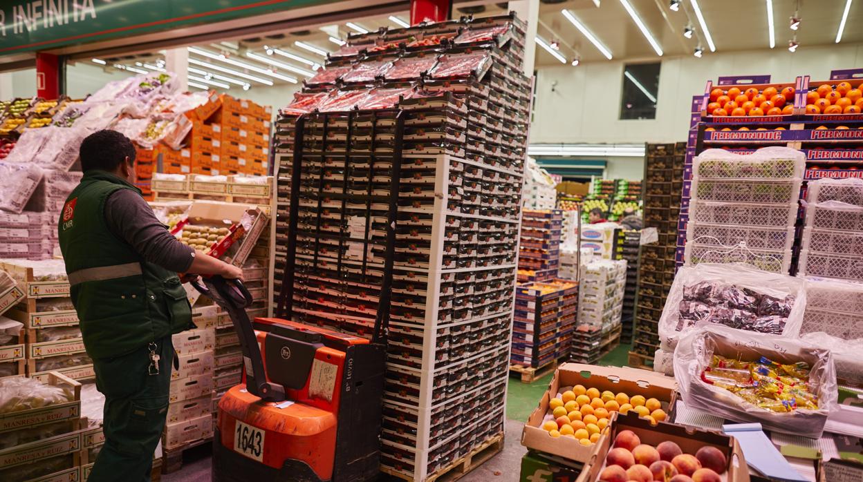 Un operario trabaja en la nave de frutas y verduras en Mercamadrid