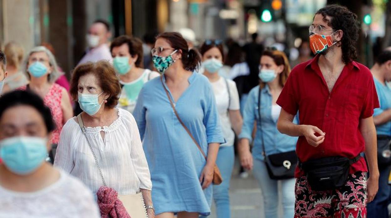 Transeúntes con mascarillas, este lunes en Valencia