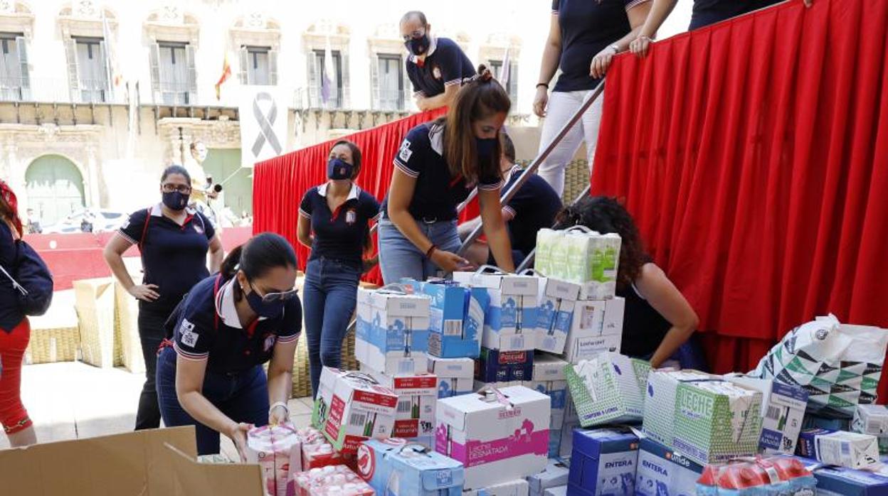 Voluntarios en la recogida de alimentos