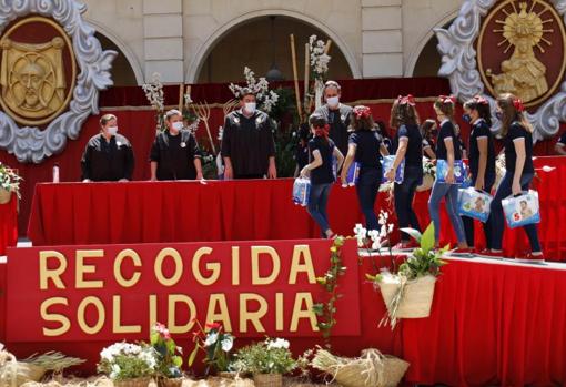 El alcalde y representantes de las fiestas saludan a participantes en esta recogida salidaria