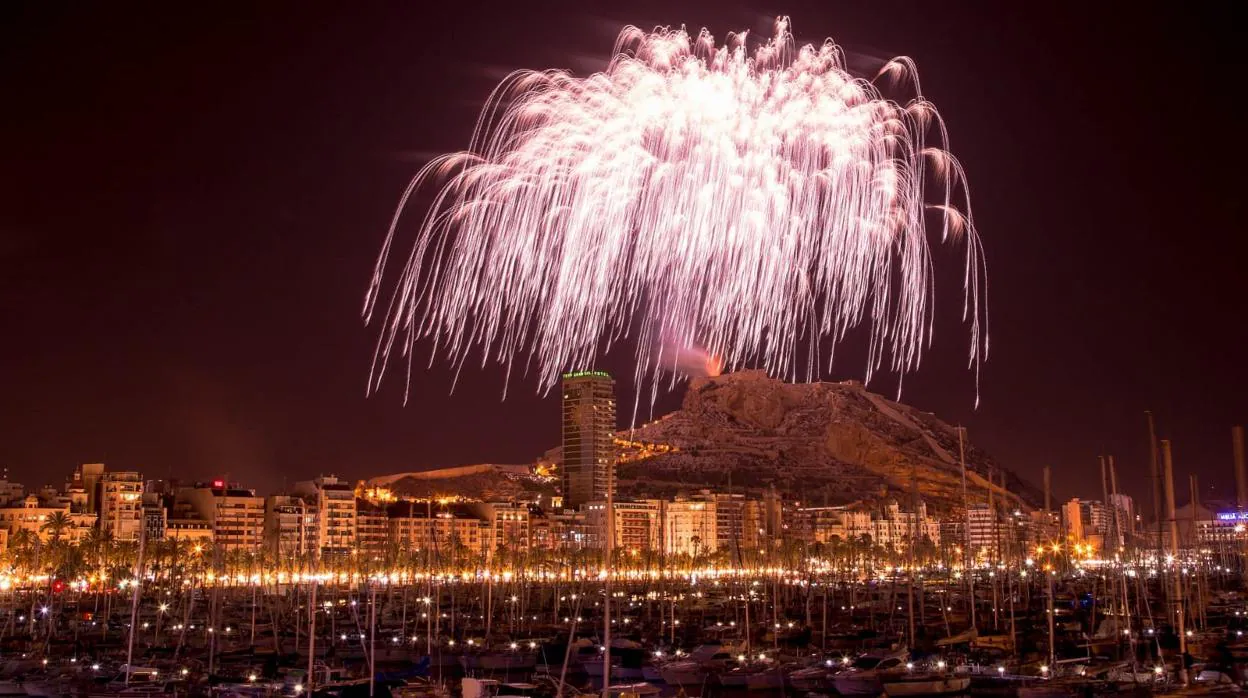 La palmera de fuegos artificiales de la Nit de la Cremà en Alicante, en una edición pasada