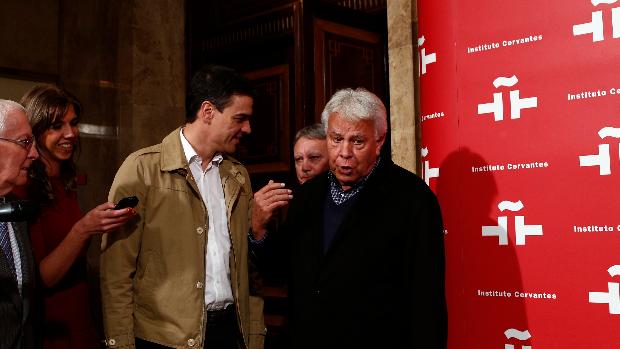 Pedro Sánchez alienta con su silencio el ataque de sus socios a Felipe González