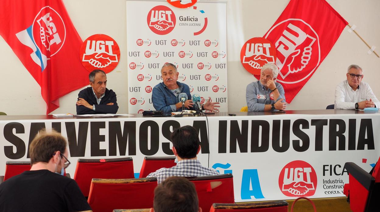 El secretario general de UGT, Pepe Álvarez (segundo por la izquierda), este lunes en la sede de UGT en Viveiro