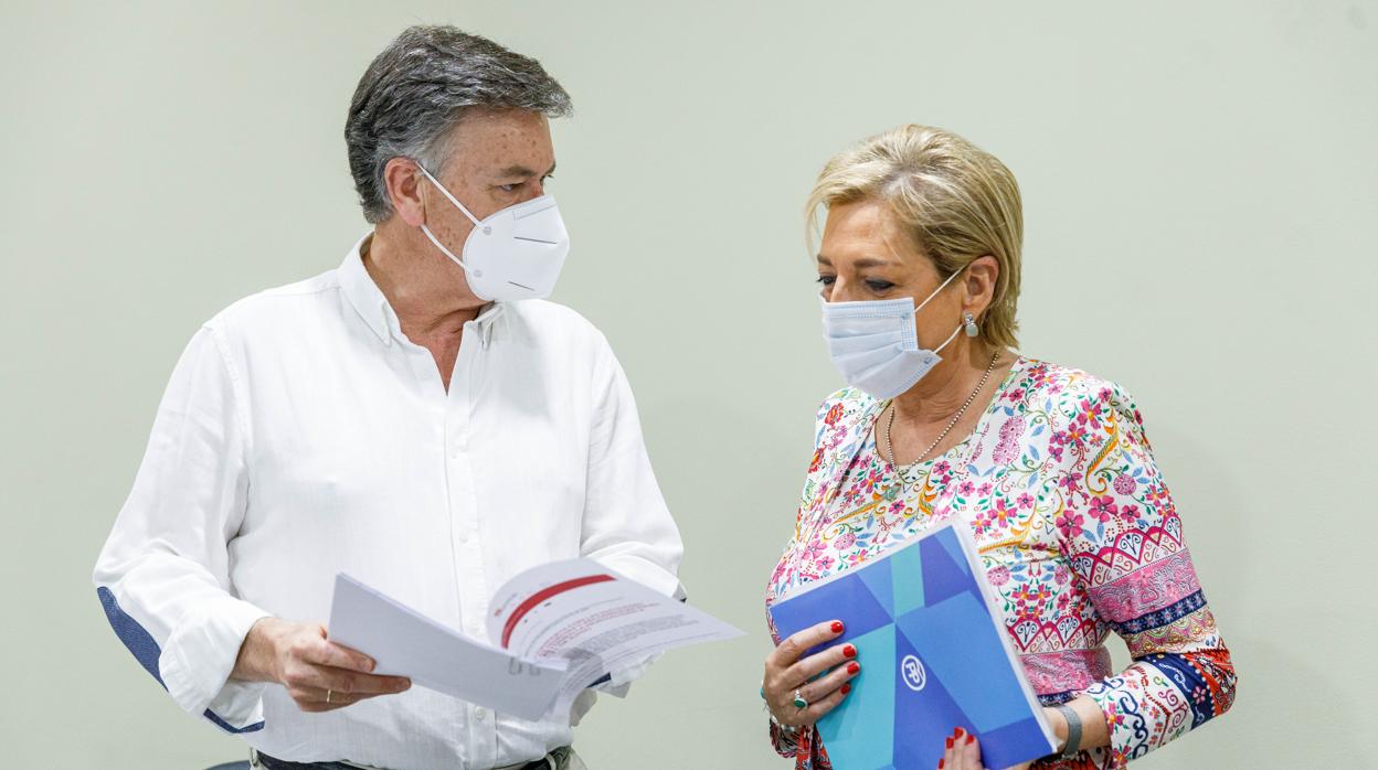 El secretario autonómico del PPCyL, Francisco Vázquez, junto a la presidenta del PP de Segovia, Paloma Sanz, analizan el pacto para la recuperación en Castilla y León