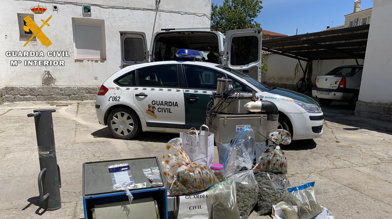 Material y droga incautada durante la operación