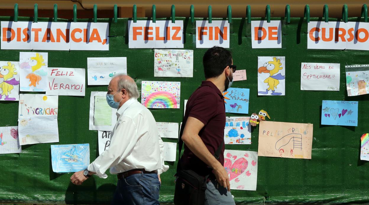 Dos hombres paseando frente al Colegio Íñigo de Toro de Valladolid