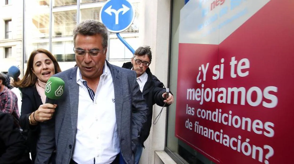 El empresario Enrique Ortiz, abordado por los medios de comunicación en Alicante