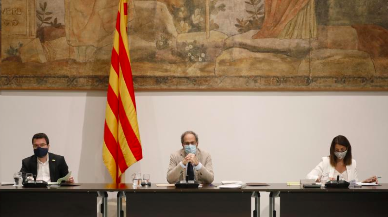 De izquierda a derecha, Pere Aragonès, Quim Torra y Meritxell Budó, hoy, momentos antes de la reunión semanal del gobierno catalán