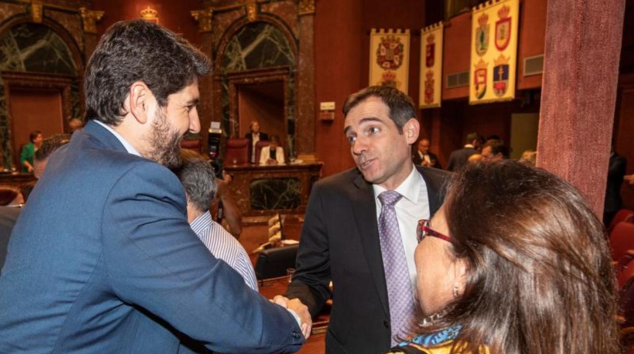 El diputado y portavoz de Vox, Juan José Liarte, saluda al presidente de Murcia, Fernando López Mira