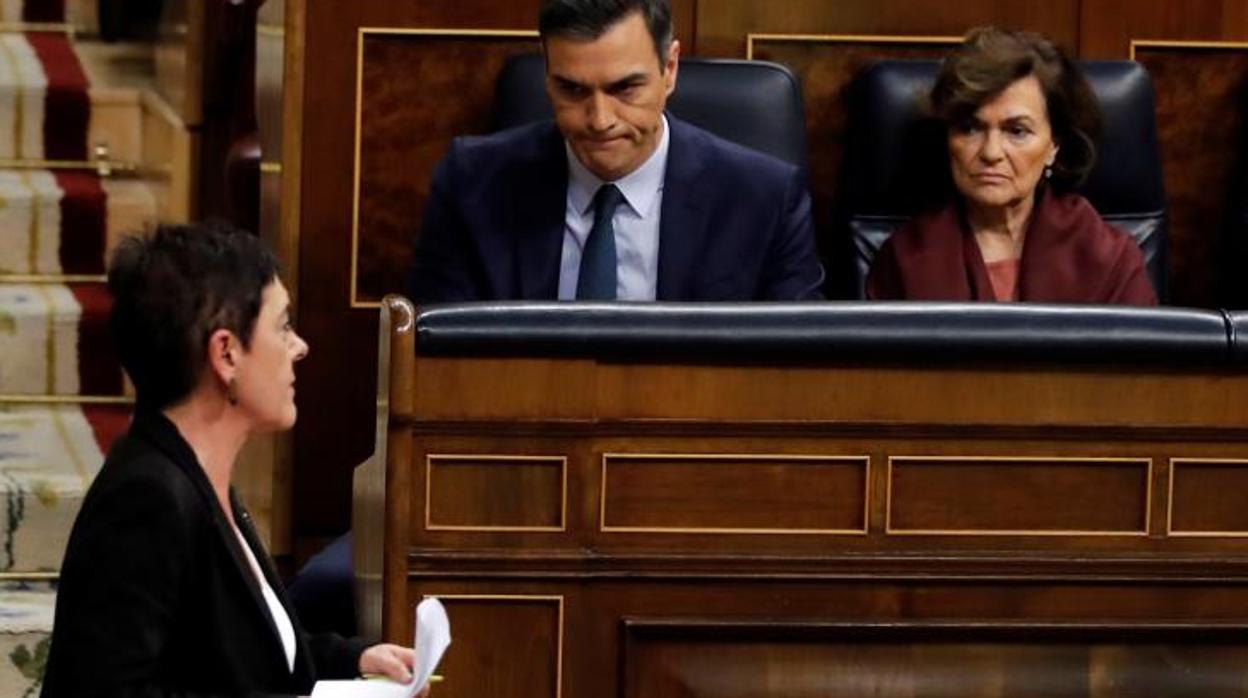 La diputada de Bildu Mertxe Aizpurua pasa ante los escaños de Sánchez y Calvo