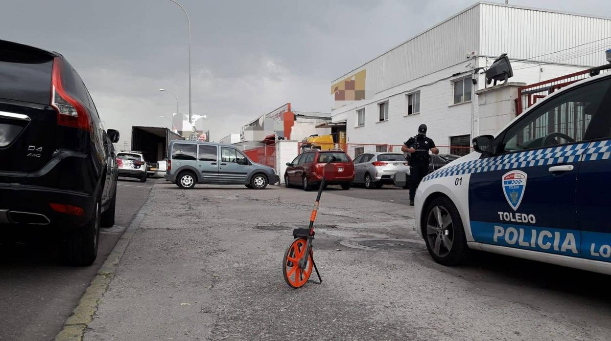 Un agente de la Policía local de Toledo, en el lugar del accidente esta mañana