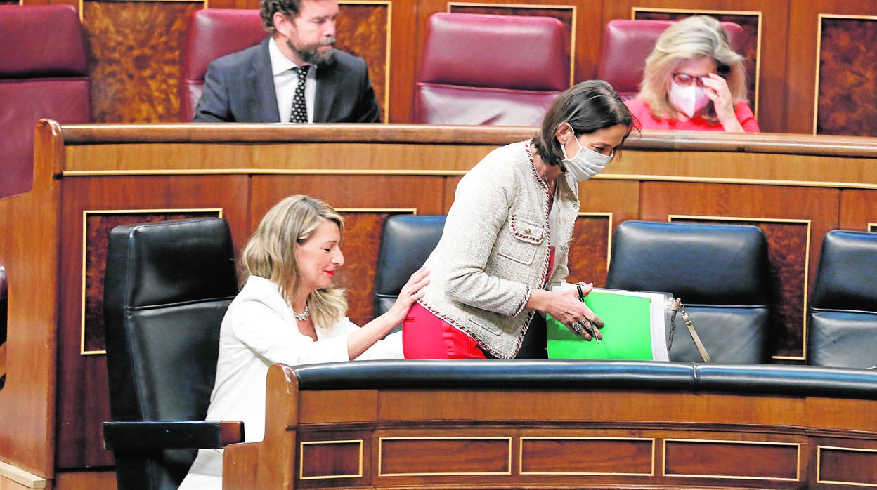 La ministra Reyes Maroto, junto a su colega Yolanda Díaz, este miércoles en el Congreso