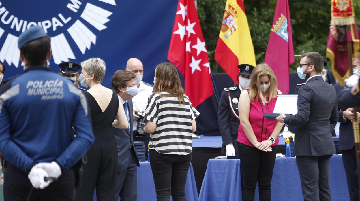 Los medios de comunicación ABC, EP y Telemadrid reciben esta mañana una placa conmemorativa