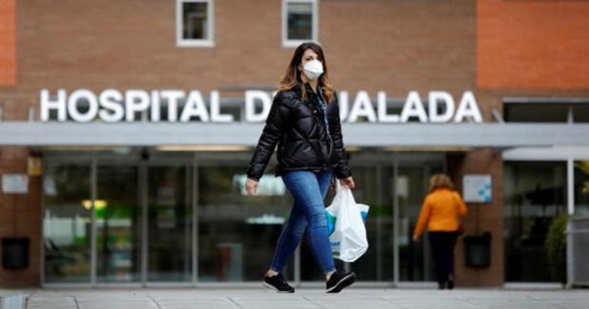 Una mujer camina delante del Hospital de Igualada