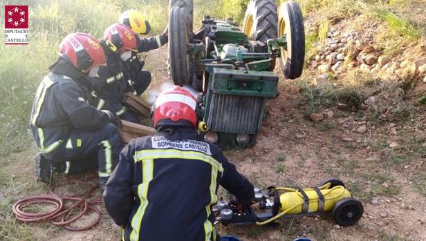Un hombre de 65 años muere atrapado bajo su tractor en Salzadella