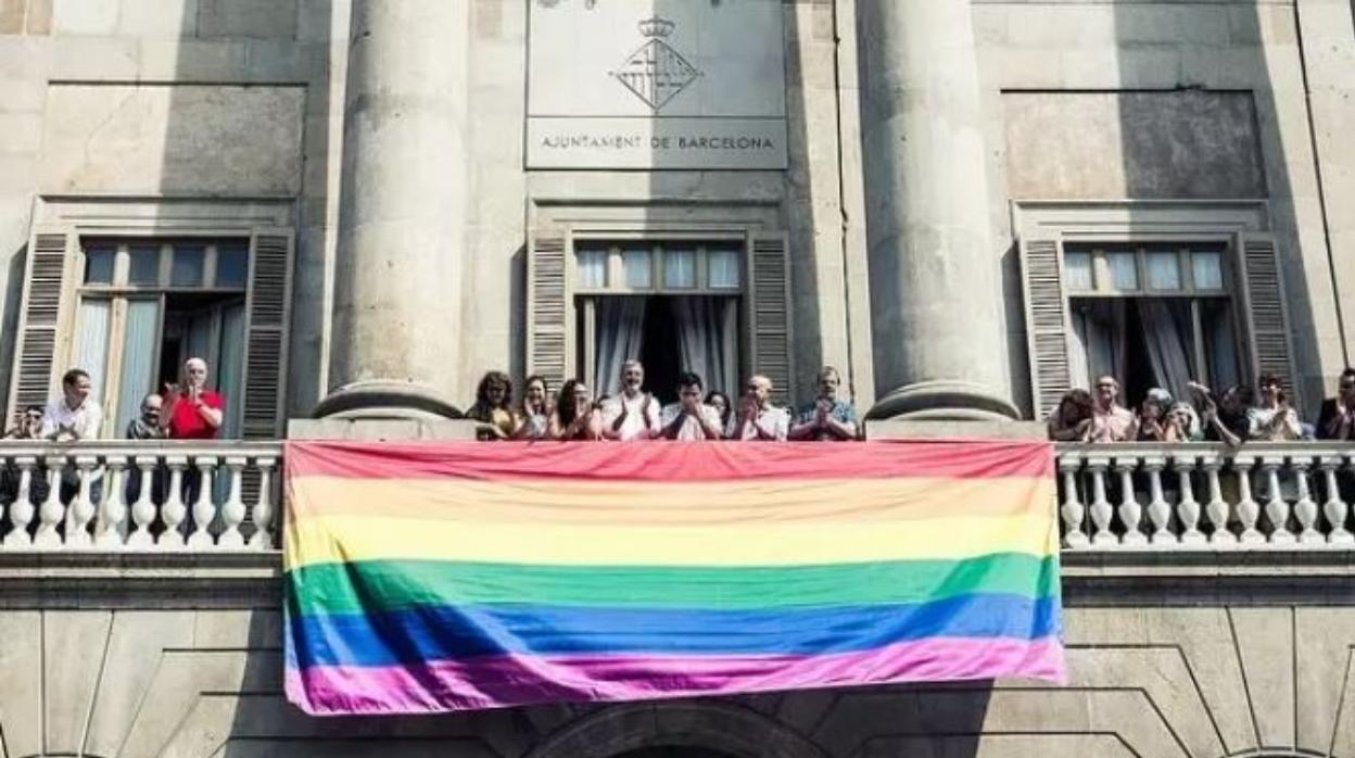 El Ayuntamiento, con la bandera el Día del Orgullo en 2017