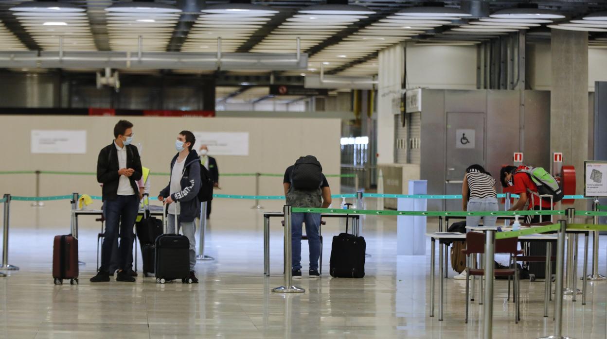 Pasajeros en una de las terminales de Barajas