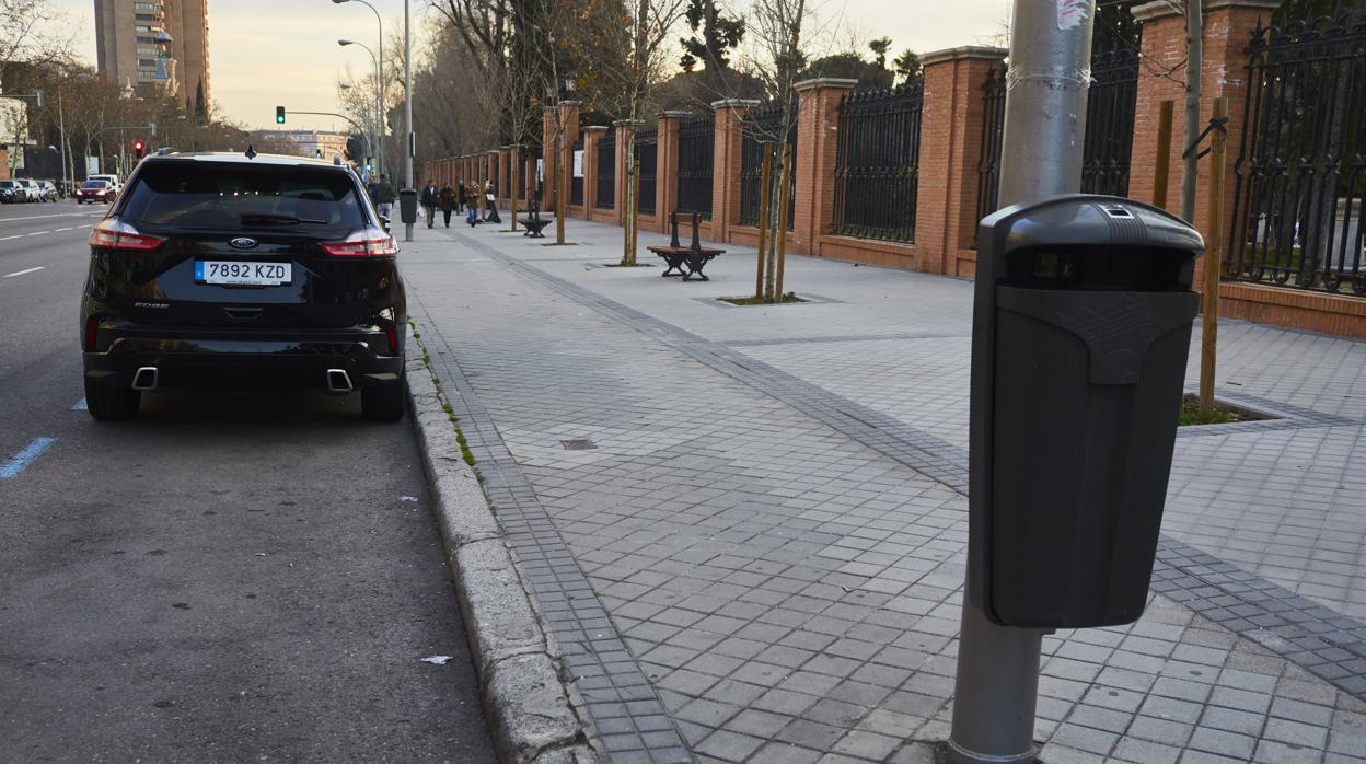 Aparcamiento en zona SER en una calle de Madrid