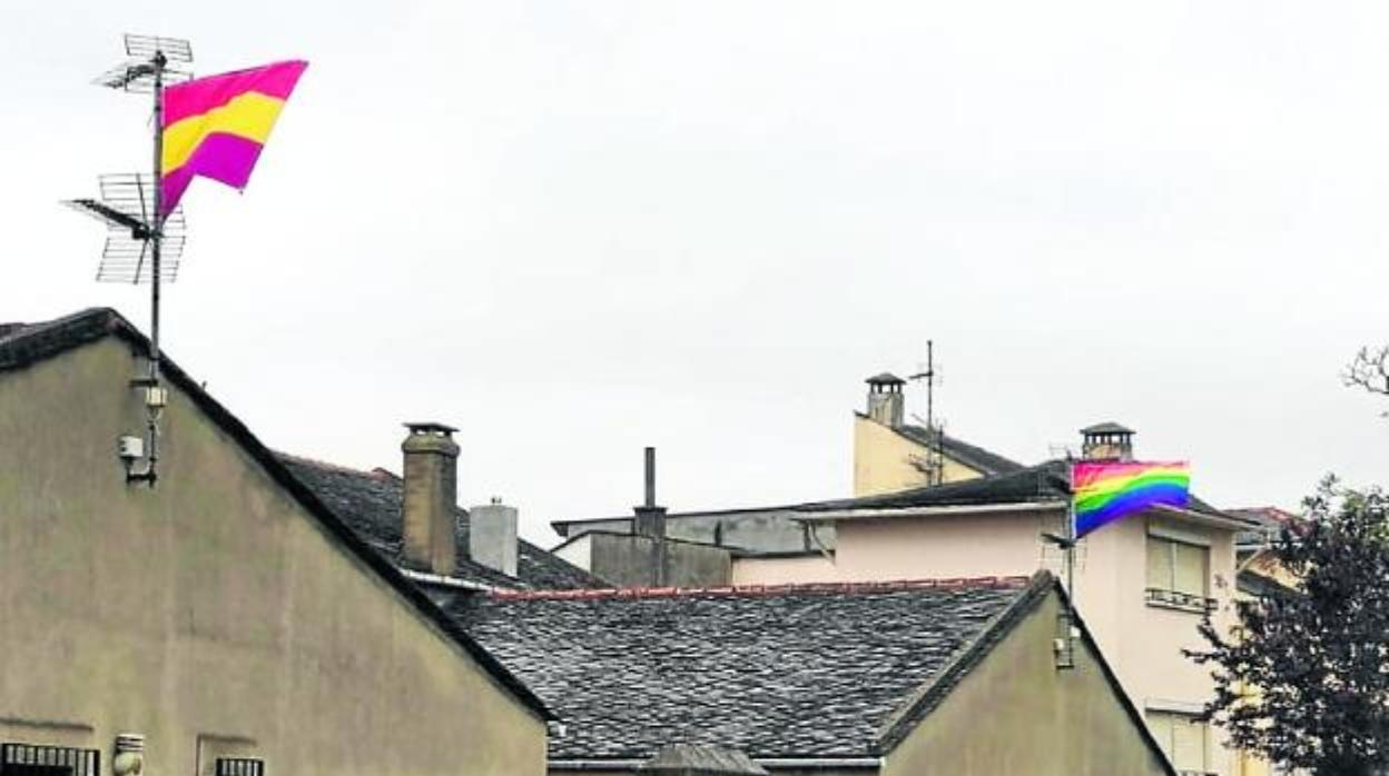 Las casas familiares de Ortega Smith en Asturias amanecen con la bandera republicana y del LGTB