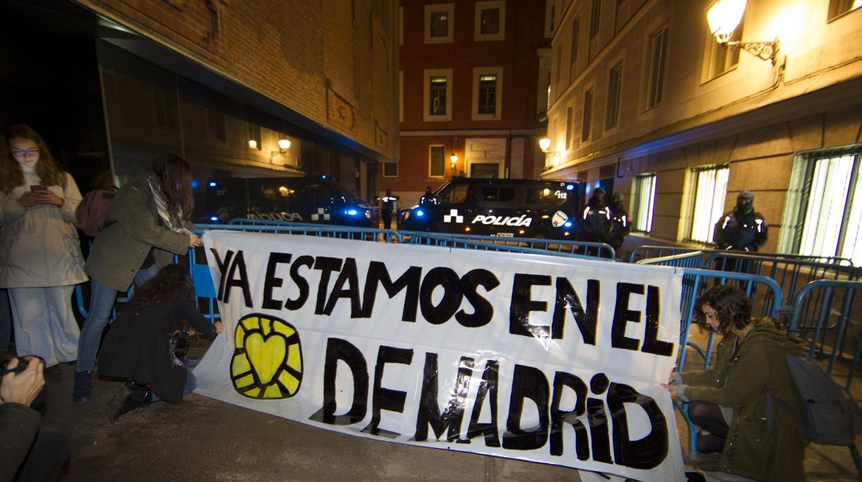 Okupas de La Ingobernable durante su desalojo del edificio del Paseo del Prado