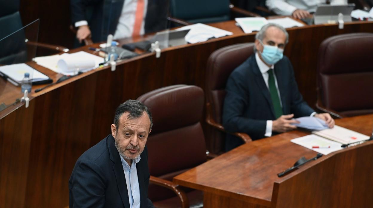 Los consejeros Enrique Ruiz Escudero (dcha) y Alberto Reyero (izq), en el pleno de la Asamblea que votó la reprobación del primero